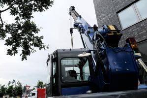 Spezialkran von hinten beim Glasbau im Einsatz