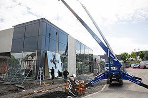 BEYER Spezialkran bei Glasarbeiten an Rewemarkt in Wissen