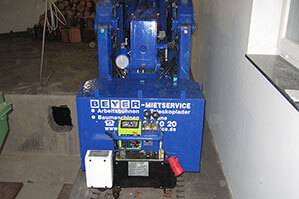 Kompakter Spezialkran bei Einsatz im Innenbereich