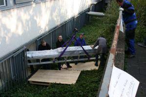 Kranarbeiten an Universität mit Spezialkran von BEYER-Mietservice