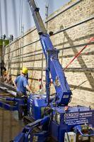 BEYER Spezialkran mit Bedienpersonal im Einsatz