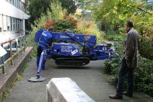 BEYER Spezialkran bei beengten Platzverhältnissen im Einsatz