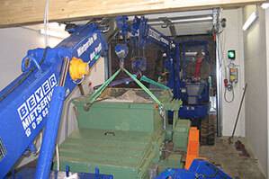 BEYER Spezialkran bei Transportarbeiten