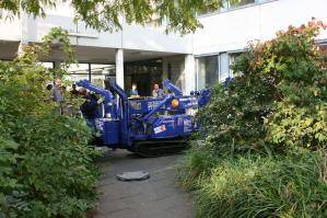 Spezialkran von BEYER-Mietservice an Universität im Einsatz