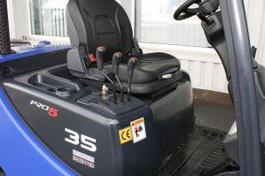 Detailaufnahme Fahrersitz und Bedienung von BEYER-Dieselstapler