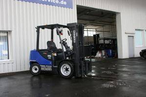 3,5 t Gabelstapler mit Dieselantrieb vor BEYER-Lagerhalle