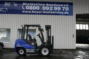 Seitenansicht vor BEYER-Lagerhalle von 3,5 t Gabelstapler