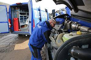 BEYER-Werkstattmitarbeiter bei der Reparatur einer Baumaschine