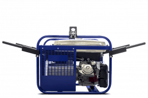 Stromerzeuger 8 kVA mit ausgezogenen Tragegriffen von der Seite
