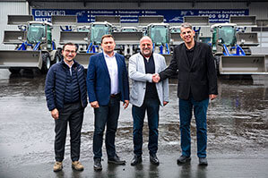 Symbolische Maschinenübergabe zwischen Atlas Weyhausen und BEYER-Mietservice