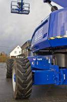 Detailaufnahme Bereifung von 43 m Teleskopbühne aus dem Verleih