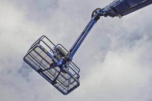 Ausgefahrene Teleskopbühne aus der BEYER-Vermietung