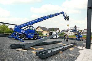 Transport von Stahlelementen bei Hallenbau durch Telelader TSR 3060 mit Seilwinde