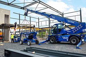 Telelader TSR 3060 mit Seilwinde beim Transport von Stahlplatten