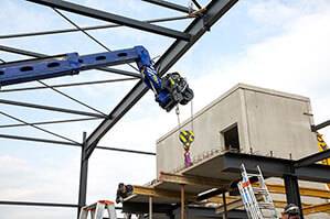 Detailaufnahme Telelader TSR 3060 beim Stahlträger-Transport 