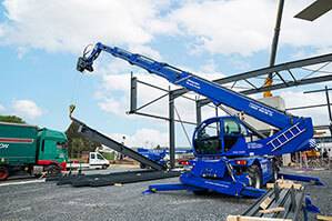 Telelader TSR 3060 beim Transport von Stahlträgern im Einsatz