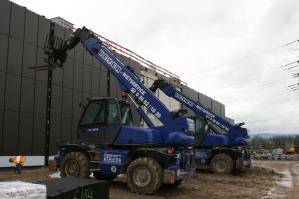 Drehbarer Teleskoplader aus dem BEYER-Verleih auf Baustelle