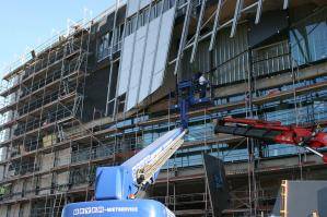 Teleskoparbeitsbühne TB 402 KD bei Montagearbeiten an Gebäude in Aktion