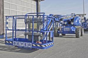 22 m Diesel-Teleskopbühne vor BEYER-Lagerhalle