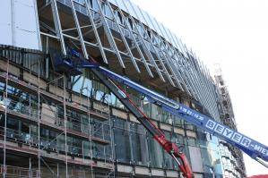 Teleskopbühne TB 402 KD bei Fassadenarbeiten im Einsatz