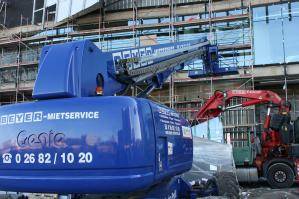 Diesel Teleskopbühne von Hinten im Baustelleneinsatz