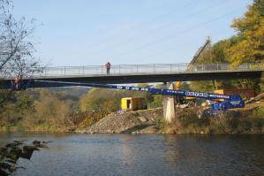 34 m Teleskopbühne bei Unterflurarbeiten an einer Brücke