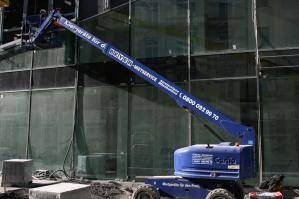 Diesel Teleskopbühne bei Montagearbeiten an Glasfront im Einsatz
