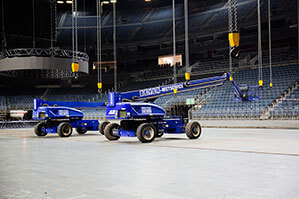 Zwei BEYER-Teleskopbühnen bei Einsatz in Lanxess Arena in Köln