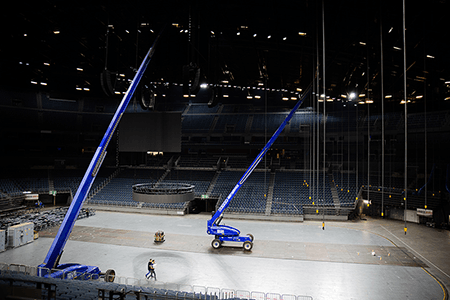 Zwei Diesel-Teleskopbühnen im Einsatz in der Lanxess Arena