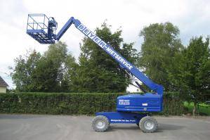 Teleskopbühne von der Seite mit hochgefahrenem Teleskoparm