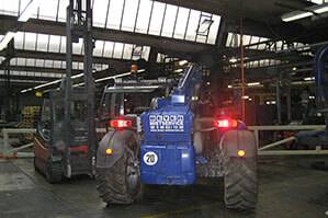 Teleskoplader TSS 940 von hinten bei Arbeiten in Werkstatthalle