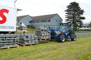 Teleskoplader TSS 625 M auf Wiese im Einsatz