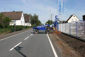 Teleskoplader beim Entladen von Schüttgut auf der Baustelle
