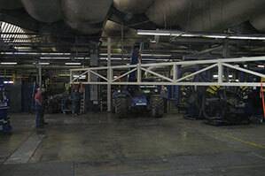 Teleskoplader TSS 940 bei Transportarbeiten in Firmenhalle