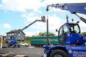 Teleskoplader TSR 3060 mit Seilwinde beim Transport von Stahlträgern