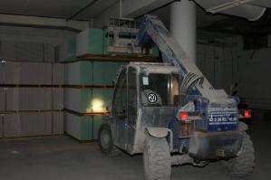 2,5 t Teleskopstapler bei Transportarbeiten im Einsatz