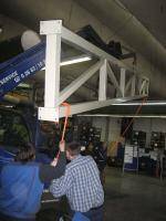 BEYER Teleskoplader mit Anbauwerkzeug Lasthaken im Einsatz