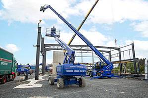 Teleskoplader TSR 3060 mit Teleskopbühne im Hallenbau im Einsatz