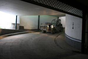 Teleskoplader TSS 625 in Tiefgarage unterwegs