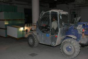 BEYER Teleskoplader bei Transportarbeiten in Tiefgarage