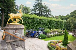 Teleskoplader TSS 1840 mit Lasthaken beim Setaufbau im Einsatz