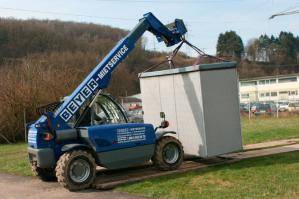 Teleskoplader mit Seilwinde im Einsatz bei Transportarbeiten