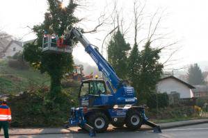 Abgestützter Teleskoplader von BEYER bei Einsatz mit Arbeitskorb