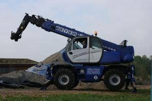 Abgestützter Teleskopstapler von der Seite auf Baustelle