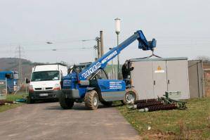 Teleskopstapler bei Transportarbeiten auf Baustelle