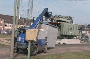 BEYER Teleskopstapler beim Lastentransport in Umspannwerk