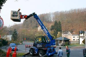 Teleskopstapler mit Arbeitskorb bei Baumpflegearbeiten im Einsatz