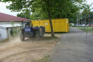 BEYER-Teleskopstapler bei Transportarbeiten mit Schaufel