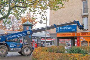 Ausgefahrener Teleskoplader beim Lastentransport in Hamburger Stadt