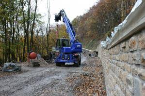 Drehbarer Teleskoplader aus dem BEYER-Verleih mit Seilwinde im Einsatz